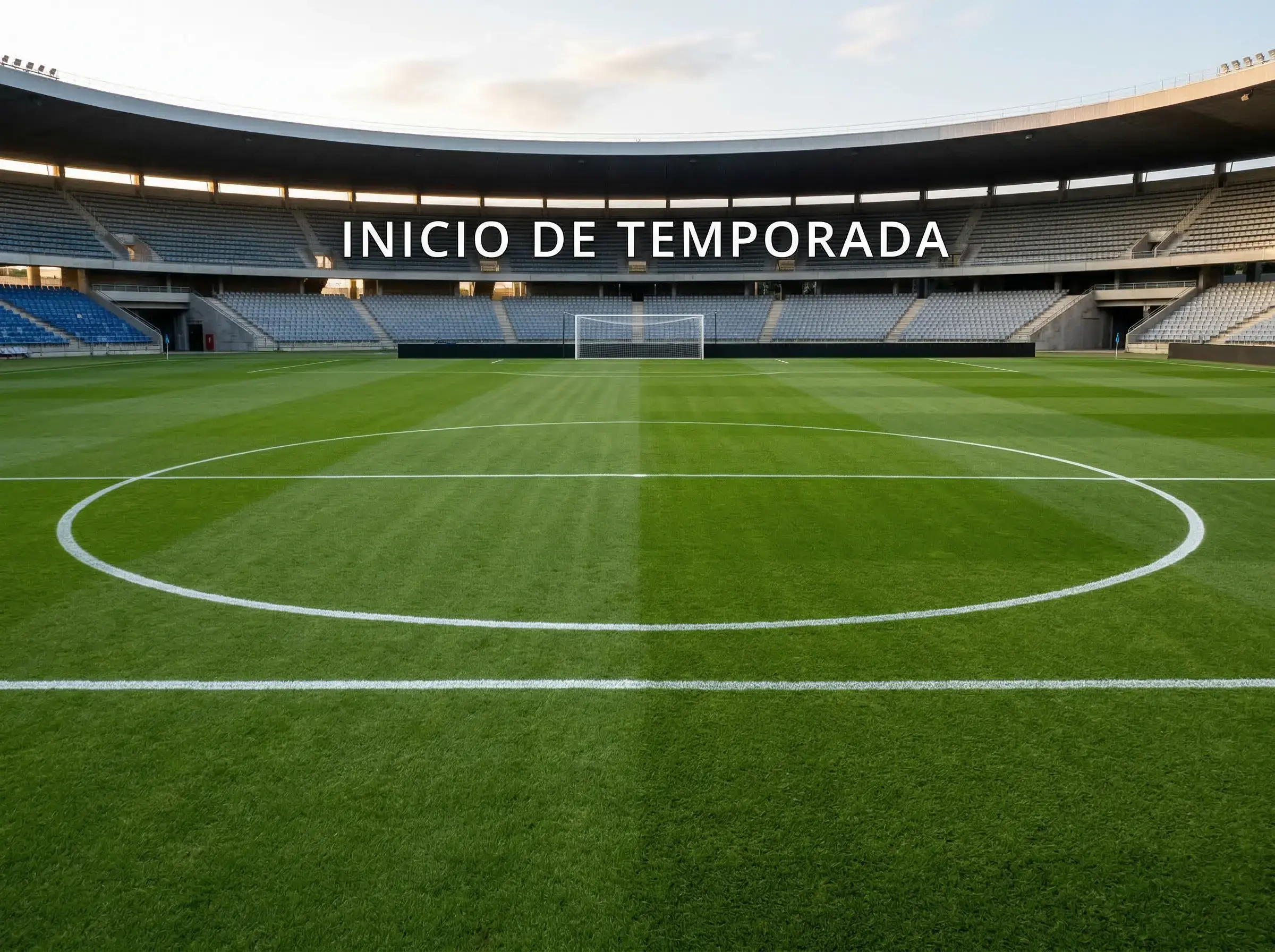 Campo de fútbol recién preparado con césped verde brillante y líneas blancas nuevas antes del inicio de temporada