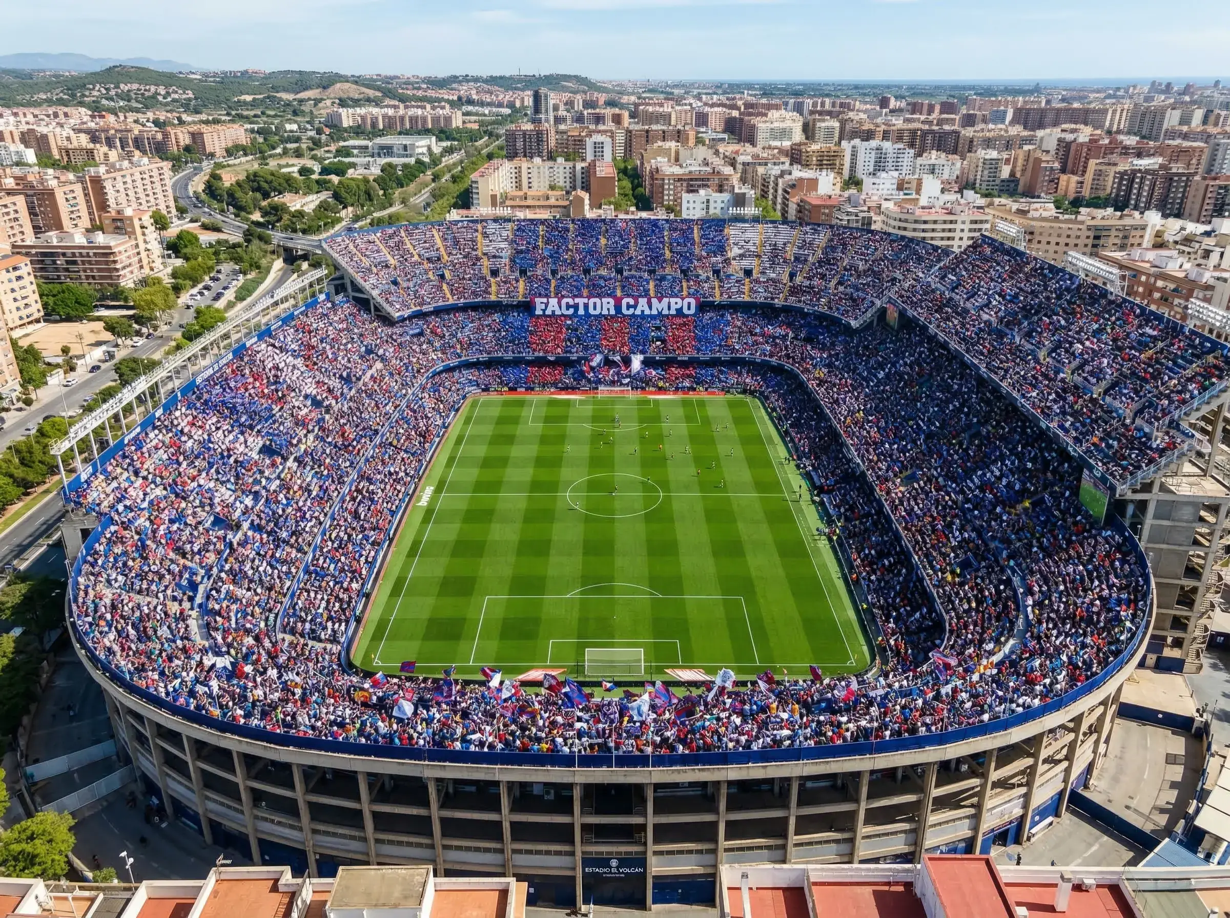 Vista aérea de un estadio de fútbol lleno con el césped verde perfectamente cortado